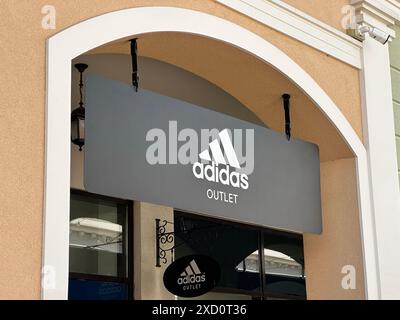 Belgrad, Serbien - 16. Juni 2024: Adidas Outlet Store präsentiert Sportbekleidung und Schuhe, perfekt für urbanes Marketing und Einzelhandel Stockfoto