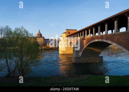 Schöne Aussicht auf Ponte Coperto (überdachte Brücke) und Duomo di Pavia (Pavia Kathedrale) in Pavia an sonnigen Tagen, Lombardei, italien. Stockfoto