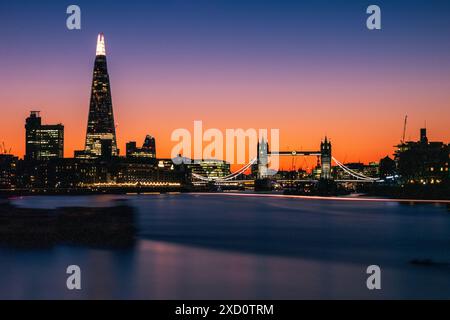Lange belichtete, beleuchtete Skyline von London mit der Shard- und Tower-Brücke Stockfoto