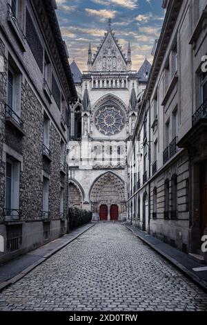 Kathedrale Notre-Dame de Reims von einer engen Kopfsteinpflasterstraße aus gesehen; Stockfoto