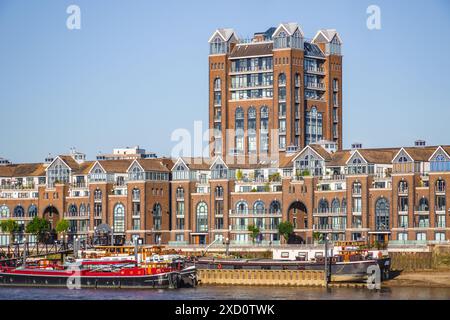 Plantage Wharf, ein Gewerbe- und Wohnbaugebiet am Flussufer, zwischen den Brücken Battersea und Wandsworth in London Stockfoto