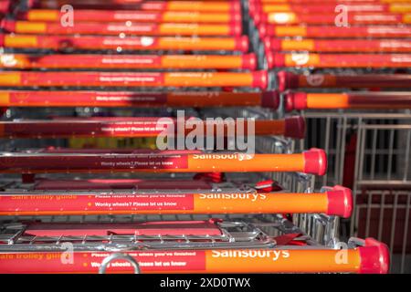 London, Großbritannien - 26. Mai 2024 - Sainsburys Supermarktwagen stapeln sich in Reihen Stockfoto