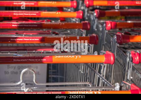 London, Großbritannien - 26. Mai 2024 - Sainsburys Supermarktwagen stapeln sich in Reihen Stockfoto