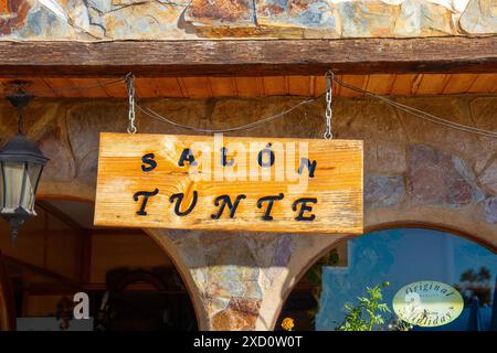 Gran Canaria, Spanien - 17. September 2018 das hölzerne Eingangsschild des Restaurants „Mirador de Tunte“. Original kanarische Küche. In der Nähe des Dorfes San B. Stockfoto