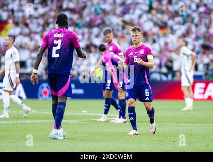Stuttgart, Deutschland. Juni 2024. Stuttgart, MHP Arena, 19.06.2021: Joshua Kimmich aus deutschland (L) feiert den Sieg mit Antonio Ruediger aus deutschland beim Spiel UEFA-Europameisterschaft 2024 Deutschland gegen Ungarn. Quelle: Mika Volkmann/Alamy Live News Stockfoto