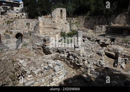 Ruinen einer byzantinischen Kirche, einer Kreuzfahrerkirche und einem römischen Tempel, Gelände der St. Anne Kirche und Bethesda Pool, Jerusalem Altstadt, Israel. Stockfoto