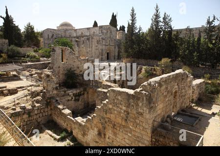 Ruine der Moustier, eine Kreuzfahrerkirche aus dem 12. Jahrhundert, die über dem Bethesda-Pool erbaut wurde, dahinter befindet sich die katholische Kreuzfahrerkirche St. Anna in Jerusalem Stockfoto