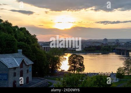 Ottawa, Kanada - 16. Mai 2024: Der Rideau-Kanal sperrt den Ottawa River während des Sonnenuntergangs in der Innenstadt. Stockfoto