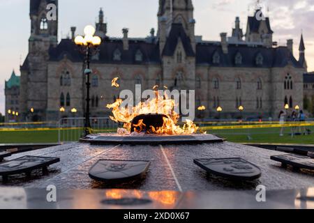 Ottawa, Kanada - 16. Mai 2024: Die Centennial Flame am Parliament Hill in Ottawa. Westblock im Hintergrund. Stockfoto