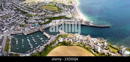 Luftlandschaft des malerischen kornischen Fischerdorfes Porthleven in Cornwall mit Hafen und Bucht, die eine Flotte von Fischerbooten in der Popula schützen Stockfoto