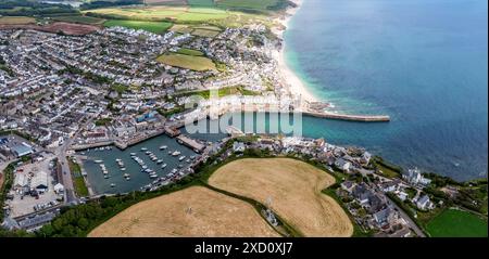 Luftlandschaft des malerischen kornischen Fischerdorfes Porthleven in Cornwall mit Hafen und Bucht, die eine Flotte von Fischerbooten in der Popula schützen Stockfoto