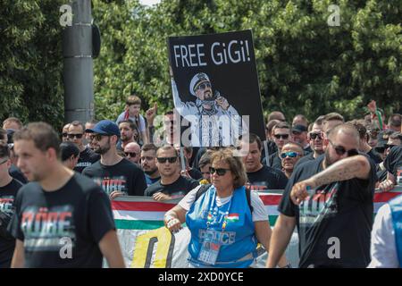 19.06.2024, Fanmarsch Ungarn, Stuttgart: Im Rahmen eines Fanmarsches ziehen mehrere tausend ungarische Fans von der Innenstadt in Richtung Stadion. Mehrfach war von den für ihre rechtskonservativ, nationalistisch und in Teilen rechtsextremistische Grundhaltung bekannte Fans das Lied Lamour toujours von Gigi DAgostino angestimmt. Außerdem wurde mehrfach ein Transparent mit der Aufschrift Free Gigi gehisst. Baden-Württemberg Deutschland Fanmarsch Ungarn Stuttgart-03 *** 19 06 2024, Fan march Ungarn, Stuttgart im Rahmen eines fanmarsches marschierten mehrere tausend ungarische Fans aus der Stadtmitte Stockfoto