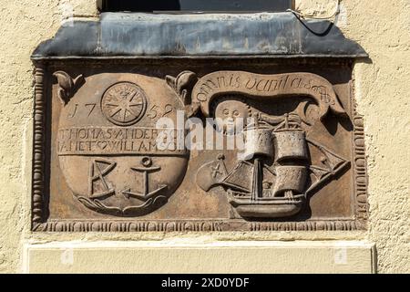 Es war der Brauch unter Handwebern in Newburgh, Fife, Schottland, bei der Hochzeit, um ihre Initialen und ein Herz in den Türsturz zu schneiden. Stockfoto