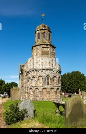 Die St Athernase Church of Scotland ist eines der schönsten romanischen Gebäude Schottlands und liegt auf einem Hügel im Zentrum des Dorfes Leuchars Stockfoto