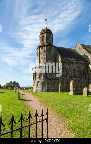 Die St Athernase Church of Scotland ist eines der schönsten romanischen Gebäude Schottlands und liegt auf einem Hügel im Zentrum des Dorfes Leuchars Stockfoto