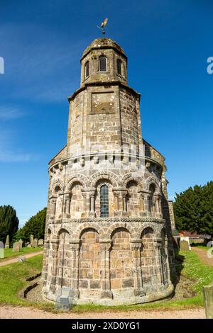 Die St Athernase Church of Scotland ist eines der schönsten romanischen Gebäude Schottlands und liegt auf einem Hügel im Zentrum des Dorfes Leuchars Stockfoto