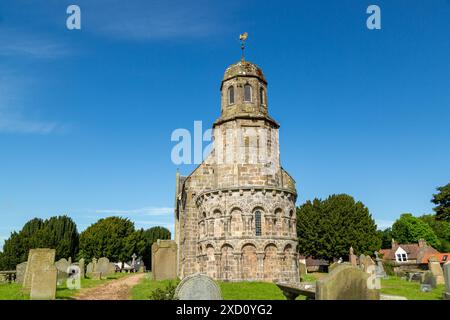 Die St Athernase Church of Scotland ist eines der schönsten romanischen Gebäude Schottlands und liegt auf einem Hügel im Zentrum des Dorfes Leuchars Stockfoto