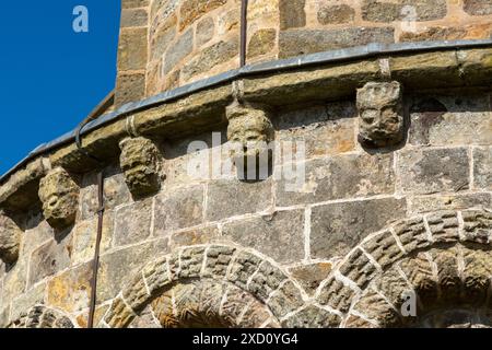 Die St Athernase Church of Scotland ist eines der schönsten romanischen Gebäude Schottlands und liegt auf einem Hügel im Zentrum des Dorfes Leuchars Stockfoto