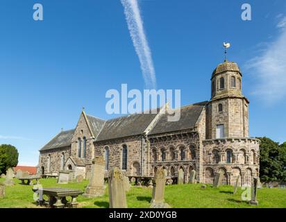 Die St Athernase Church of Scotland ist eines der schönsten romanischen Gebäude Schottlands und liegt auf einem Hügel im Zentrum des Dorfes Leuchars Stockfoto