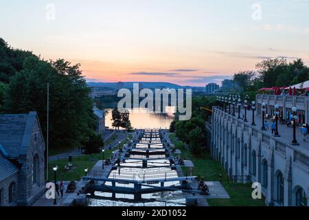 Ottawa, Kanada - 4. Juni 2024: Rideau-Kanalschleusen in Ottawa, Kanada. Blick auf Ottawa River, Alexandra Bridge und Gatineau Stadt Quebec bei Sonnenuntergang Stockfoto