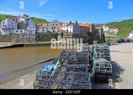 Hummertöpfe im Hafen von Staithes, Staithes, North Yorkshire, North York Moors National Park, England, Großbritannien. Stockfoto