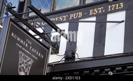 Cardiff Wales, 29. Oktober 2023 die Rummer Tavern, Duke Street Cardiff stammt aus dem frühen 18. Jahrhundert. Die Fassade ist im tudor-Design und ist ein beliebter Pub Stockfoto