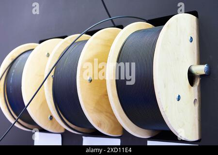 Holzspulen mit Kabeln im Lager Stockfoto