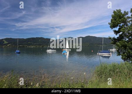 Tegernsee, Bayern, Deutschland 18. Juni 2024 hier der Blick auf den Tegernsee Landkreis Miesbach hier der Blick bei St. Quirin auf den See mit Segelbooten *** Tegernsee, Bayern, Deutschland 18 Juni 2024 hier der Blick auf den Tegernsee-Bezirk Miesbach hier der Blick auf St. Quirin auf den See mit Segelbooten Stockfoto