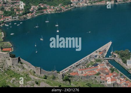 Blick auf die zum UNESCO-Weltkulturerbe gehörende Kotor-Bucht und das Fort von der Kotor-Leiter, Kotor, Montenegro Stockfoto