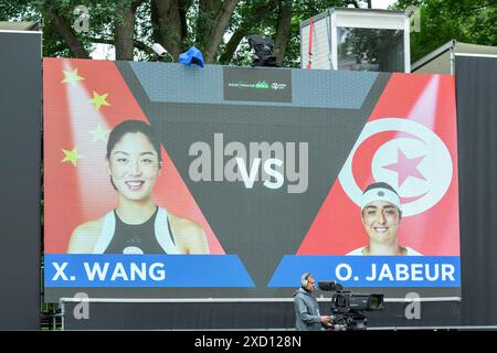 Berlin, Deutschland. Juni 2024. Deutschland, Berlin, ecotrans Ladies Open 2024, WTA 500, im Steffi Graf Stadion Berlin, LTTC Rot-Weiss e.V., Ankündigung des Spiels Wang Xinyu gegen Ons Jabeur auf der Anzeigetafel, 19.06.2024, Credit: HMB Media/Alamy Live News Stockfoto