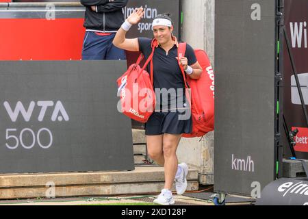 Berlin, Deutschland. Juni 2024. GER, Berlin, ecotrans Ladies Open 2024, WTA 500, im Steffi Graf Stadion Berlin, LTTC Rot-Weiss e.V., ons Jabeur - betritt das Stadion und winkt den Fans, 19.06.2024, Credit: HMB Media/Alamy Live News Stockfoto