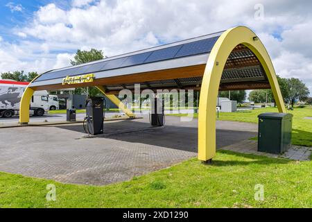 Ladestation für Elektrofahrzeuge Fastned in Benningbroek, Niederlande Stockfoto