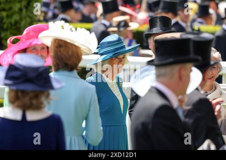 Ascot, Berkshire, Großbritannien. Juni 2024. Die Königin und der Prinz von Wales haben sich zum zweiten Tag von Royal Ascot Tausenden von Menschen angeschlossen. Quelle: Anfisa Polyushkevych/Alamy Live News Stockfoto