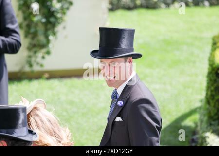 Ascot, Berkshire, Großbritannien. Juni 2024. Die Königin und der Prinz von Wales haben sich zum zweiten Tag von Royal Ascot Tausenden von Menschen angeschlossen. Quelle: Anfisa Polyushkevych/Alamy Live News Stockfoto