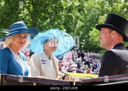 Ascot, Berkshire, Großbritannien. Juni 2024. Die Königin und der Prinz von Wales haben sich zum zweiten Tag von Royal Ascot Tausenden von Menschen angeschlossen. Bilder von der Veranstaltung zeigten Prinz William, der einen Hut und ein Morgenkleid trug, als er in einer Pferdekutsche zu den Rennen kam. Quelle: Anfisa Polyushkevych/Alamy Live News Stockfoto