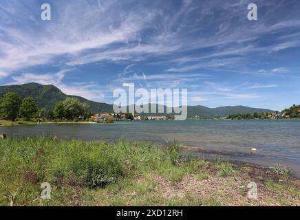 Tegernsee, Bayern, Deutschland 18. Juni 2024 hier der Blick auf den Tegernsee Landkreis Miesbach hier in Rottach-Egern am Ufer des Tegernsees *** Tegernsee, Bayern, Deutschland 18. Juni 2024 hier der Blick auf den Tegernsee Landkreis Miesbach hier in Rottach Egern am Ufer des Tegernsees Stockfoto