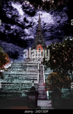 Ein dramatischer Blick auf den Tempel Wat Arun in Bangkok, Thailand mit einem bewölkten Himmel. Stockfoto