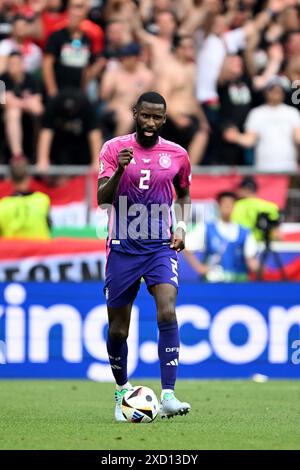 Stuttgart, Deutschland. Juni 2024. Fußball, UEFA Euro 2024, Europameisterschaft, Deutschland - Ungarn, Vorrunde, Gruppe A, Spieltag 2, Stuttgart Arena, Deutscher Antonio Rüdiger am Ball. Quelle: Federico Gambarini/dpa/Alamy Live News Stockfoto