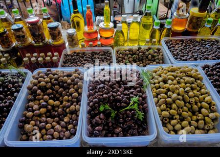 Oliven und Honig zum Verkauf auf dem öffentlichen Markt, Altstadt, Kotor, Montenegro Stockfoto