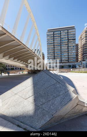 Valencia, Spanien - 19. April 2024: Alameda-Brücke und U-Bahn-Station bei Santiago Calatrava. Das moderne Design macht die Brücke zu einer Attraktion in der Stadt Stockfoto