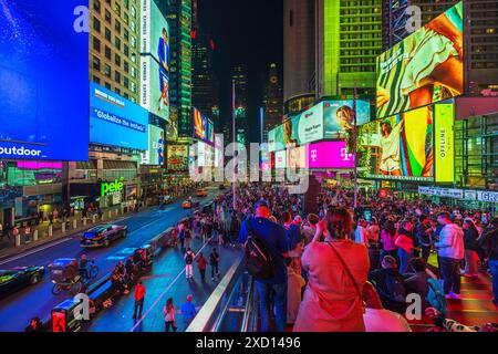 Atemberaubender Blick bei Nacht von den Red Steps am Times Square, wo sich die Leute bei abendlichen Spaziergängen entlang des Broadway entspannen. New York. USA. Stockfoto