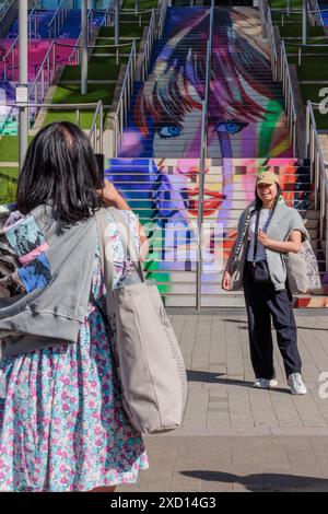 STRIKT GESPERRT BIS Donnerstag, 20. Juni 6:00 Uhr. Wembley Park, London, Großbritannien. Juni 2024. Um Taylor Swifts rekordverdächtige acht Shows im Londoner Wembley Stadium auf ihrer „Eras Tour“ zu feiern, wurde das „Swiftie Steps“-Kunstwerk vorgestellt. Kredit: Amanda Rose/Alamy Live News Kredit: amanda Rose/Alamy Live News Stockfoto