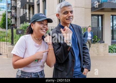 STRIKT GESPERRT BIS Donnerstag, 20. Juni 6:00 Uhr. Wembley Stadium Complex, Wembley Park, London, Großbritannien. Juni 2024. Ein Swiftie schenkt dem Londoner Bürgermeister Sadiq Kahn ein Freundschaftsarmband vor Taylor Swifts Rekordauftritten von acht „The Eras Tour“-Shows im Londoner Wembley Stadium. Kredit: Amanda Rose/Alamy Live News Kredit: amanda Rose/Alamy Live News Stockfoto