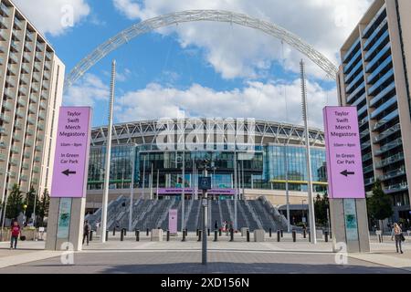 Wembley Stadium Complex, Wembley Park, London, Großbritannien. Juni 2024. Schilder für den eigens konstruierten Taylor Swift Megastore vor den Pop-Ikonen, die acht „The Eras Tour“-Shows im Londoner Wembley Stadium aufbrechen. Kredit: Amanda Rose/Alamy Live News Kredit: amanda Rose/Alamy Live News Stockfoto