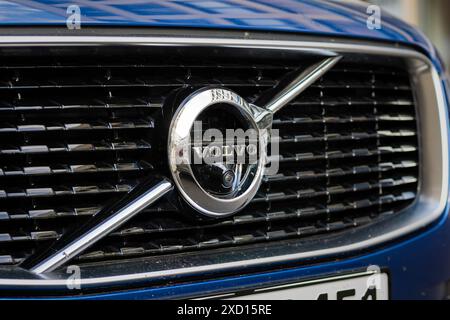 Volvo-Logo der schwedischen Automobilmarke. Hersteller hochwertiger Autos in Europa. Glänzendes Emblem auf dem Kühlergrill. Stockfoto