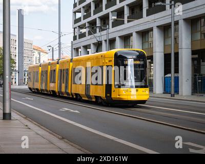 Dresden NGT DX DD-Triebwagen 2905 auf Linie 2 nach Gorbitz. Die neue gelbe Straßenbahn gehört zum öffentlichen Nahverkehr der Stadt. Die DVB ist der Bediener. Stockfoto