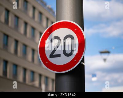 20 Geschwindigkeitsbegrenzungszeichen in Deutschland. Zwanzig Kilometer pro Stunde (km/h) sind für den Verkehr in der Innenstadt sehr langsam. Dieses Symbol wird auf gefährlichen Straßen verwendet Stockfoto