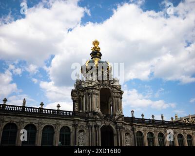 Das Kronentor des historischen Gebäudes wurde von Dresden Zwinger gekrönt. Besichtigungstour in der Altstadt mit schöner barocker Architektur. Stockfoto