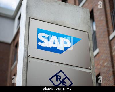 SAP-Logo des deutschen Software- und Technologieunternehmens. Das Unternehmen ist Teil des DAX-Börsenindex und ein wichtiger Arbeitgeber. Stockfoto