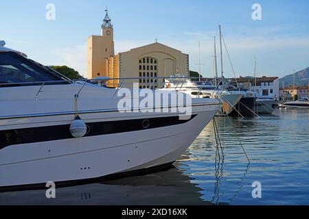 PORT GRIMAUD, FRANKREICH – 27. MAI 2023 – Blick auf Port Grimaud, eine Küstenstadt im Departement Var der Region Provence-Alpes-Côte d’Azur im Südosten Stockfoto